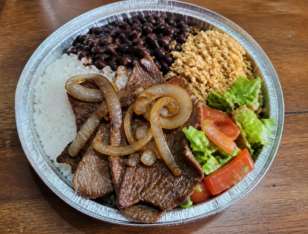 Marmita brasileira com arroz, feijão preto, bife acebolado, farofa e salada