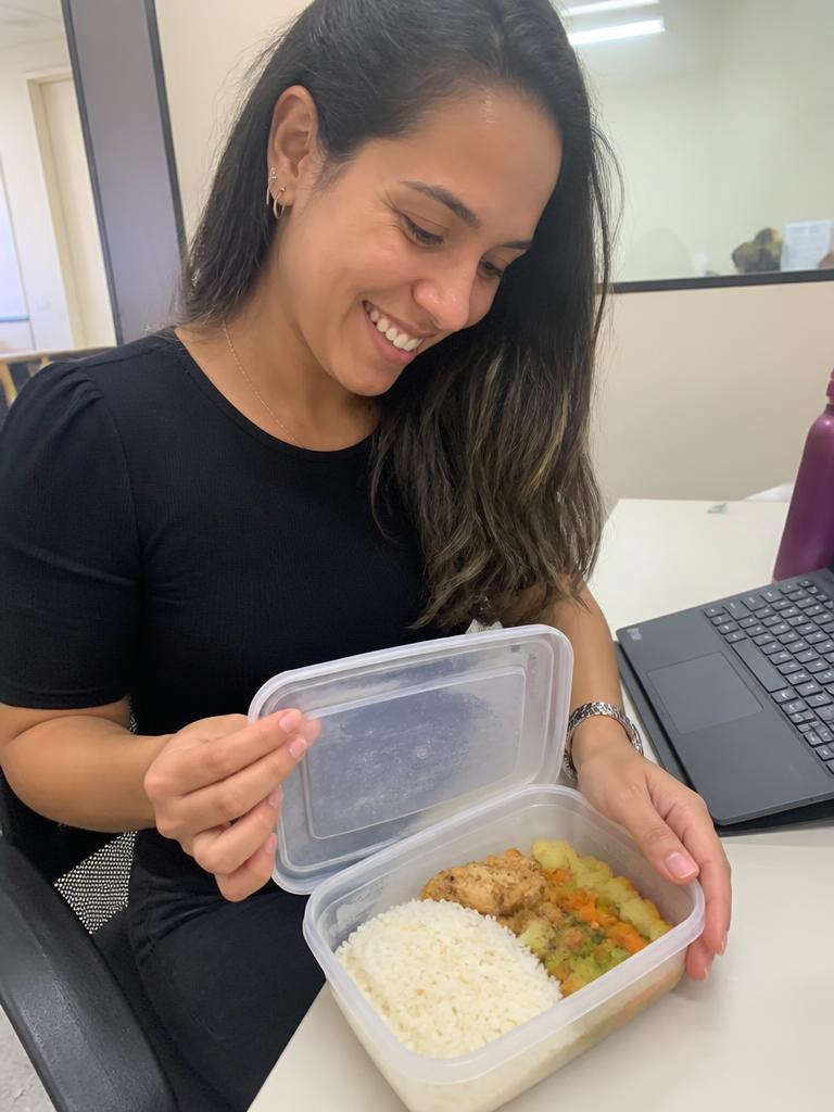 Aluna almoçando sua marmita no trabalho